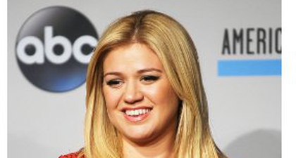 Kelly Clarkson Menantikan Bayi Perempuan