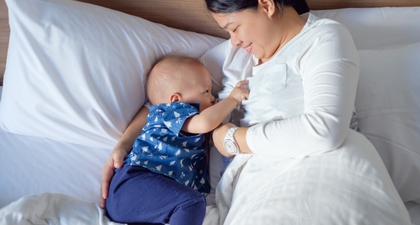Amankah Menyusui Sambil Tiduran? Ini Jawabannya, Moms