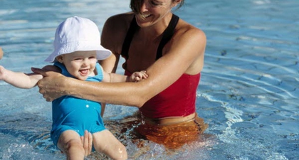 Ajak Bayi Berenang Sedini Mungkin