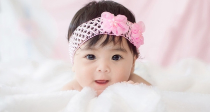 Menggunting Bulu Mata Bayi