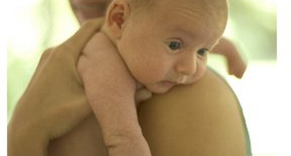 Bayi Manja karena Sering Digendong?