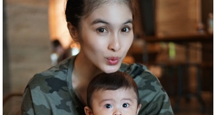 Usia Anak 6 Bulan, Sandra Dewi Ajak Si Kecil Vaksin