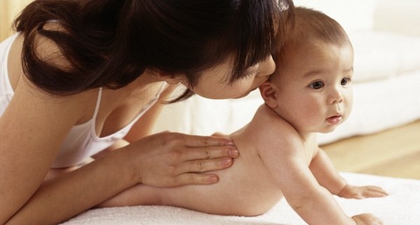 Bayi Butuh Pijatan Ibu