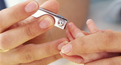 Merawat Kuku Bayi