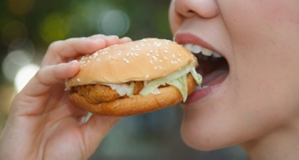 Orang Ekstrovert Makan Lebih Banyak?