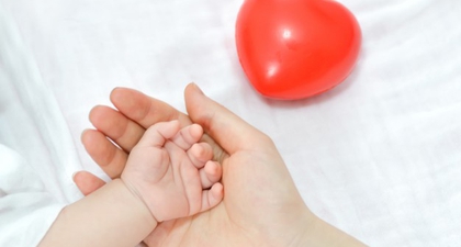 Penyebab Bayi Muntah dan Cara Mengatasinya