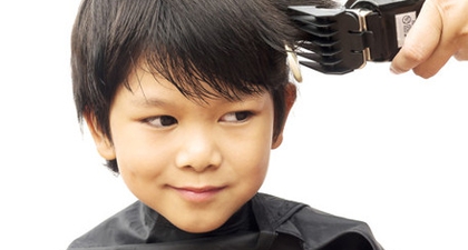 7 Trik agar Anak Mau Potong Rambut