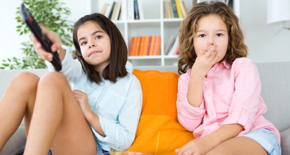 Risiko Obesitas Bila Menaruh TV di Kamar Tidur Anak