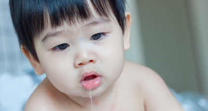 Ketahui Penyebab Bayi Mengiler dan Penanganannya