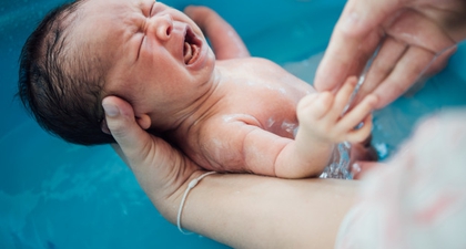 Moms, Ini 5 Alasan Kenapa Bayi Menangis saat Dimandikan
