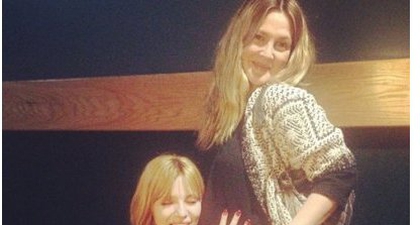 Drew Barrymore: Pelukan untuk Ibu Hamil