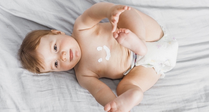 6 Rekomendasi Bedak Cair yang Aman untuk Bayi Anda