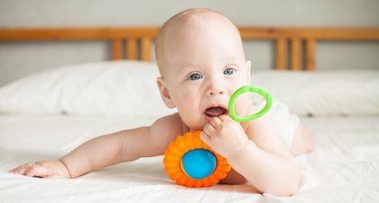 5 Rekomendasi Rattle Bayi untuk Stimulasi Bayi Optimal