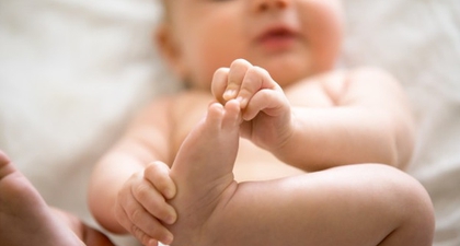 Bedong dan Bentuk Kaki Bayi