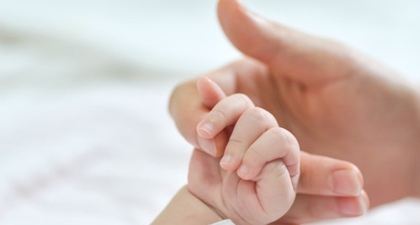 Bahaya Tidak Cuci Tangan saat Pegang Bayi Baru Lahir
