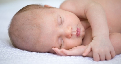 5 Alasan Bayi Sebaiknya Tidak Tidur Menggunakan Bantal