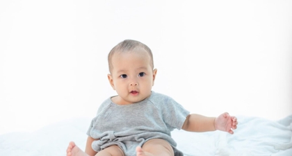 Apakah Bayi 3 Bulan Sudah Boleh Duduk? Perhatikan Hal-Hal ini, Moms