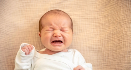 Kenapa Bayi Menangis saat Tidur? Ini Penjelasannya, Moms