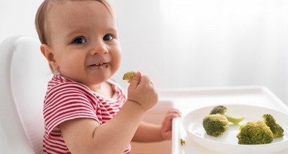 6 Tanda Bayi Siap MPASI yang Perlu Moms Perhatikan