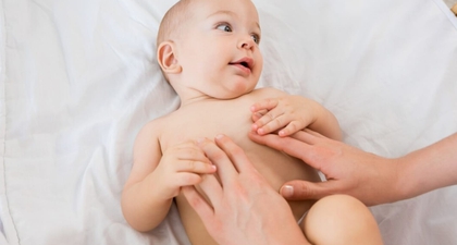 Selain Atasi Kembung, Ini Manfaat Pijat ILU "I Love You" untuk Bayi