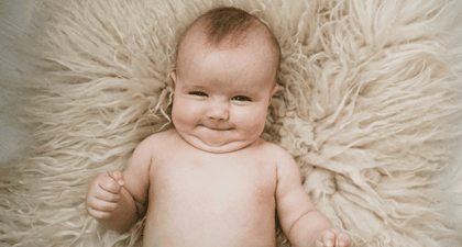 Milestone Bayi 3 Bulan: dari Senyum Sosial Hingga Kontrol Kepala yang Lebih Stabil
