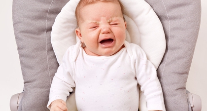 Membiarkan Bayi Menangis Terus-menerus, Perlu atau Tidak?
