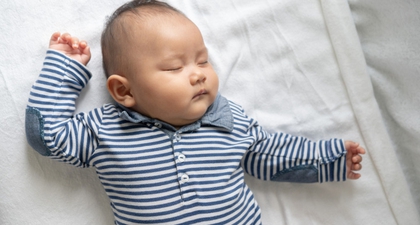 Ini Posisi Tidur Bayi yang Tepat saat Batuk Pilek