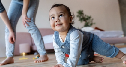 8 Cara Mengajarkan Bayi Merangkak Lebih Cepat