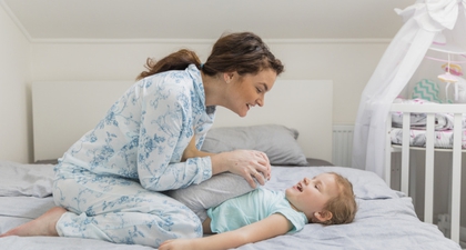 7 Manfaat Co-Sleeping atau Tidur Sekamar dengan Anak