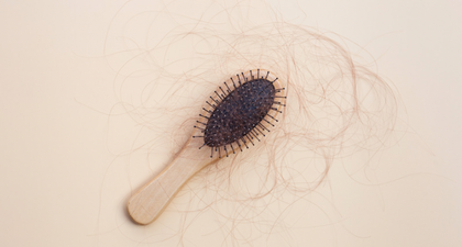 Awas, 8 Hal Ini Bisa Jadi Penyebab Rambut Rontok Berlebihan, Lho!