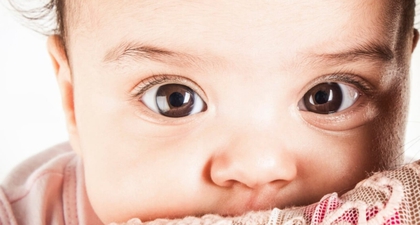 Umur Berapa Bayi Bisa Melihat? Cek Tahapan Perkembangan Penglihatannya, Moms!