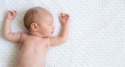 4 Alasan Newborn Tak Perlu Bantal Saat Tidur