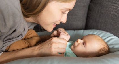 Begini Cara Berkomunikasi yang Tepat dengan Bayi, Moms