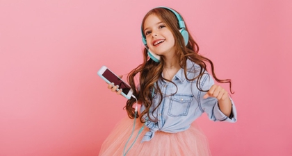 Anak Anda Suka Mendengarkan K-Pop? Ini Efeknya, Moms!