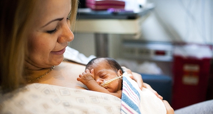 Merawat Bayi Prematur dengan Kangaroo Mother Care