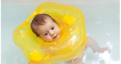 16 Hal untuk Persiapan Ajak Bayi Berenang