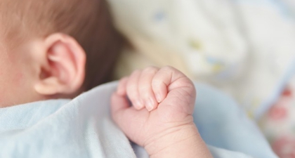 5 Cara Aman Membersihkan Telinga Bayi