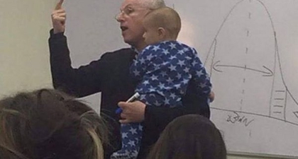 Dosen Mengajar Sambil Menggendong Bayi