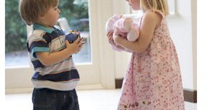 4 Cara untuk Menghindari Pertengkaran Si Kakak dan Adik