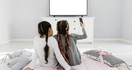 6 Alasan untuk Tidak Menaruh TV di Kamar Anak