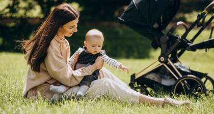 Kenapa Bayi Takut Bersentuhan dengan Rumput? Ini Alasannya