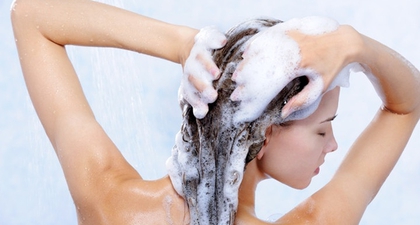 5 Kesalahan saat Keramas yang Bisa Merusak Rambut