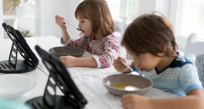 Bolehkah Si Kecil Makan Sambil Main Gadget?
