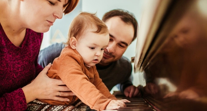 Kenalkan Bayi pada Musik yuk, Moms! Ini Manfaatnya