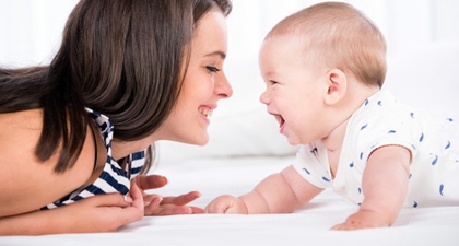 6 Cara Membuat Bayi Selalu Ceria dan Bahagia