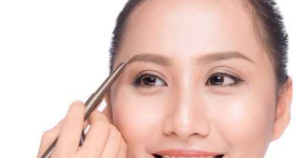 Rekomendasi 7 Pensil Alis Lokal Terbaik untuk Alis On Point