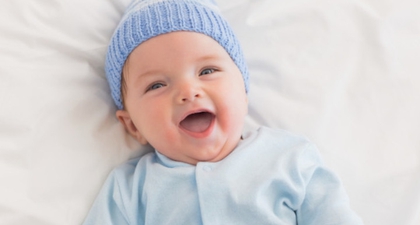 Cara Menstimulasi Bayi Sesuai Usia agar Tertawa Geli