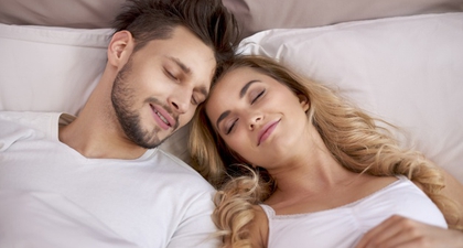 Perbaiki Kehidupan Seks Anda dengan Kebiasaan Tidur Ini, Moms!