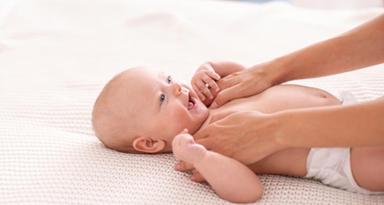 7 Teknik Memijat Bayi untuk Meredakan Perut Kembung