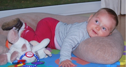 Hindari Penggunaan Bantal Bentuk U untuk Batita